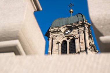 Einsiedeln, İsviçre - 25 Kasım 2020 Einsiedeln 'de bir benedictine manastırının çan kulesi