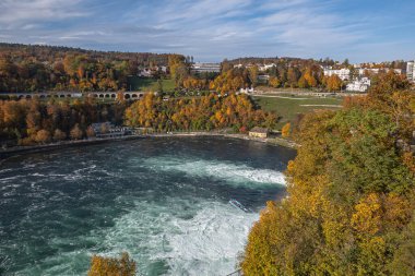 Rheinfall, İsviçre - 25 Ekim 2020: Ren Şelalesi 'nde sonbahar manzarası, Avrupa' nın en büyük şelalesi. İsviçre 'de Zürih ve Schaffhausen kantonlarının sınırında yer alıyor.