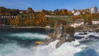 Rheinfall, İsviçre - 25 Ekim 2020: Ren Şelalesi 'nde sonbahar manzarası, Avrupa' nın en büyük şelalesi. İsviçre 'de Zürih ve Schaffhausen kantonlarının sınırında yer alıyor.