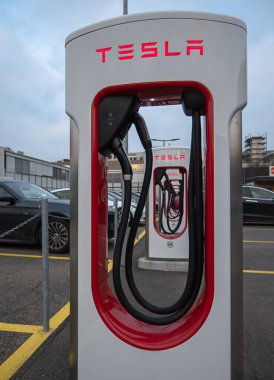 Dietikon, İsviçre - 24 Kasım 2020: Dietikon 'daki elektrikli arabalar için Tesla' nın hızlı şarj istasyonları