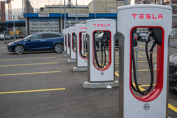 Dietikon, İsviçre - 24 Kasım 2020: Dietikon 'daki elektrikli arabalar için Tesla' nın hızlı şarj istasyonları