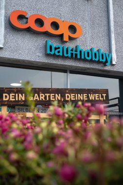 Dietikon, İsviçre - 24 Kasım 2020: Coop İsviçre 'nin en büyük perakende ve toptan satış şirketlerinden biridir.