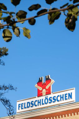 Rheinfelden, İsviçre - 25 Kasım 2020: Rheinfelden, İsviçre - 25 Kasım 2020: Feldschlosschen İsviçre 'nin en büyük bira fabrikasıdır ve 1876 yılında kuruldu. Bira imalathanesi kale şeklinde.