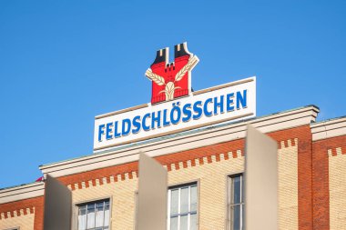 Rheinfelden, İsviçre - 25 Kasım 2020: Rheinfelden, İsviçre - 25 Kasım 2020: Feldschlosschen İsviçre 'nin en büyük bira fabrikasıdır ve 1876 yılında kuruldu. Bira imalathanesi kale şeklinde.