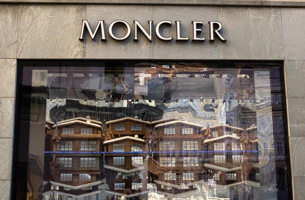 St. Moritz, İsviçre - 26 Kasım 2020: St. Moritz 'deki Moncler moda mağazası