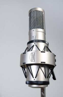 Zürih, İsviçre - 30 Kasım 2020: Brauner VMX profesyonel stüdyo büyük zar yoğunlaştırıcı mikrofon