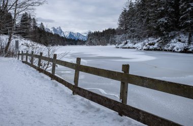 Chapfensee, İsviçre - 30 Aralık 2020: Mels yakınlarındaki donmuş Chapfensee Gölü St. Gallen kantonunda