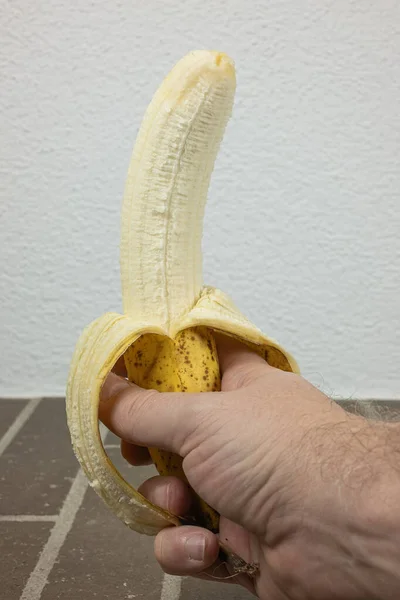 Menselijke Hand Met Geschilde Bananenvruchten — Stockfoto