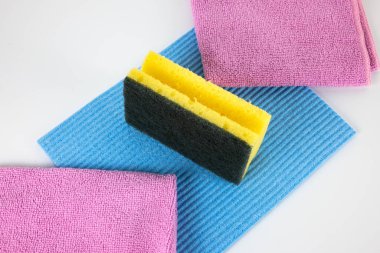 Mutfakta bulaşık ve hijyen malzemeleri: sünger, mavi bulaşık bezi ve gül mikro fiber bezi.