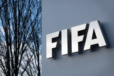 Zürih, İsviçre - 10 Ocak 2021: FIFA kar amacı gütmeyen bir kuruluş ve uluslararası bir futbol, futsal ve plaj futbolu yönetim organıdır. Merkez İsviçre, Zürih 'te.