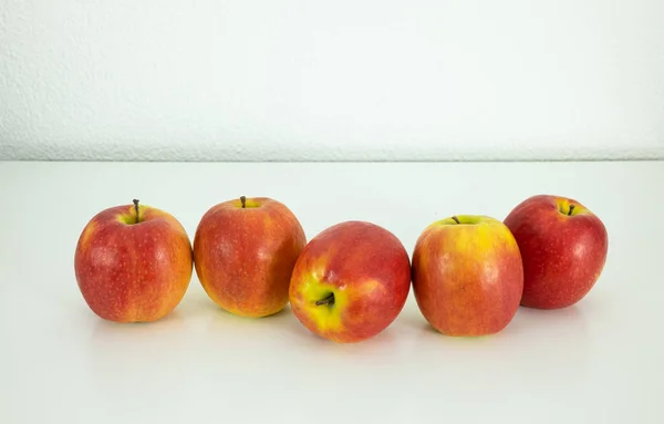 Vijf Rood Gele Sappige Rijpe Appels Witte Achtergrond — Stockfoto