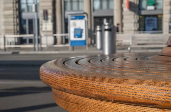 Tempat Duduk Kayu Bundar Stasiun Trem Zurich — Stok Foto