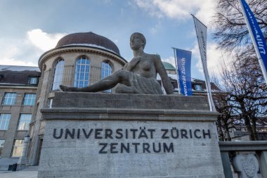 Zürih, İsviçre - 10 Ocak 2021: Zürih Üniversitesi Avrupa 'nın önde gelen araştırma üniversitelerinden biridir ve İsviçre' nin en geniş kapsamlı diploma programlarını sunmaktadır..