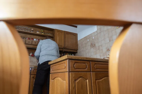 Engelberg Switzerland January 2021 Housewife Pictured Back Chair Prepares Food — Stock Photo, Image