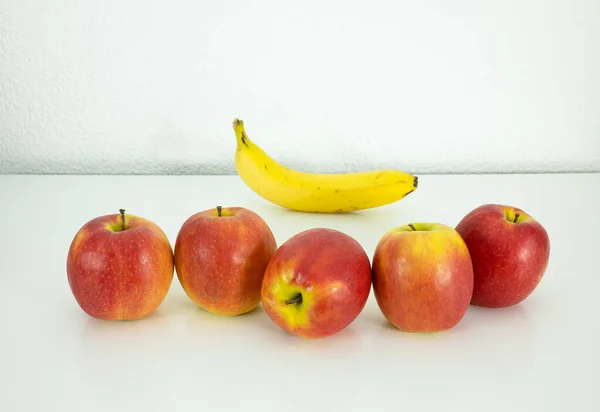 Vijf Rood Gele Sappige Rijpe Appels Banaan Witte Achtergrond — Stockfoto