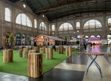 Zürih, İsviçre - 29 Eylül 2020: Zürih tren istasyonunda boş bir Ekim Festivali yeri