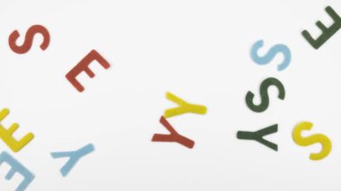 Kırmızı, mavi, sarı ve yeşil olmak üzere dört kez tekrarlanan EVET pankartlı animasyon stop motion videosu