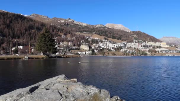 湖のある聖モリッツは 標高約1 800メートルのスイスのエンガディンの高山リゾートタウンです — ストック動画