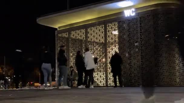 Zürih Sviçre Şubat 2021 Zürih Bellevue Tuvaletin Önünde Sıra Bekleyen — Stok video