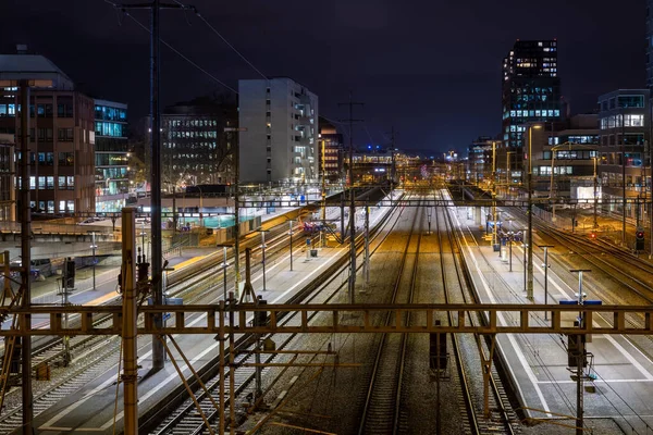Zürih şehrinin önündeki Zürih Altstetten tren istasyonunun gece görüşü