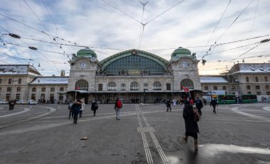 Basel, İsviçre - 14 Şubat 2021: Basel, İsviçre 'deki tramvay ve tren istasyonunun görüntüsü
