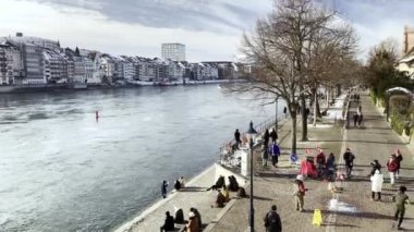 Basel, İsviçre - 14 Şubat 2021: Basel 'deki Ren Nehri kıyısında gezinti
