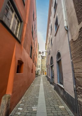 Chur, İsviçre - 19 Şubat 2021: İsviçre 'nin en eski şehri olarak kabul edilen ve İsviçre' nin Graubunden kantonunun başkentidir..