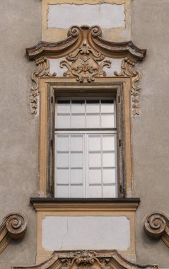 İsviçre, Chur 'da bir ortaçağ binasının dekore edilmiş penceresi.