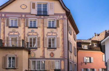 Chur, İsviçre - 19 Şubat 2021: İsviçre 'nin en eski şehri olarak kabul edilen Chur' daki ortaçağ binası İsviçre 'nin Graubunden kantonunun başkentidir..