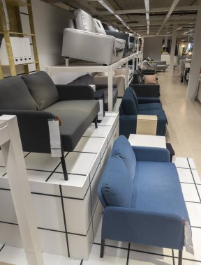 Mobilya merkezi bölümü kanepe satıyor.