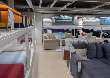 Dietlikon, İsviçre - 6 Nisan 2021: Ikea mobilya merkezi kanepe satışı