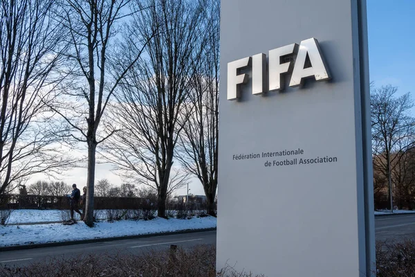 Zürih, İsviçre - 10 Ocak 2021: FIFA kar amacı gütmeyen bir kuruluş ve uluslararası bir futbol, futsal ve plaj futbolu yönetim organıdır. Merkez İsviçre, Zürih 'te.