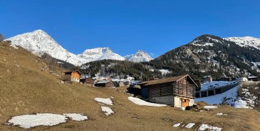 İsviçre dağ geçidi Ticino ve Graubunden kantonları arasındaki sınırda.