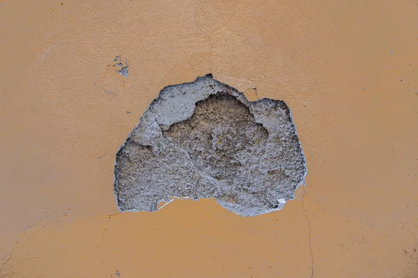 Uszkodzona Fasada Starego Domu Upadłym Tynkiem — Zdjęcie stockowe