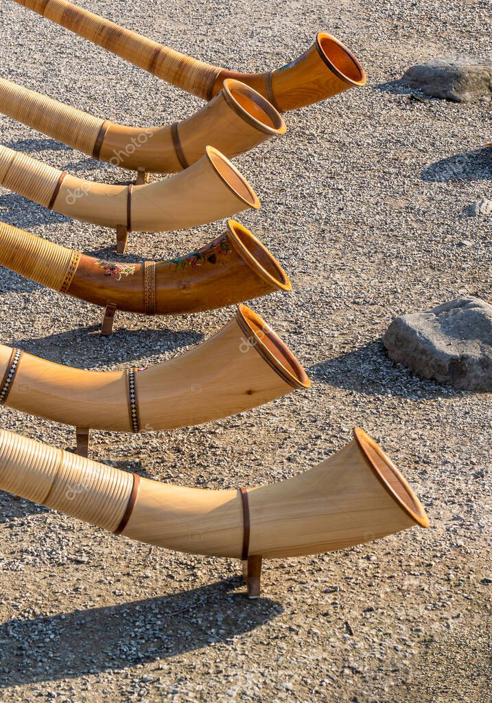 El instrumento musical alphorn o alpenhorn o cuerno alpino es un