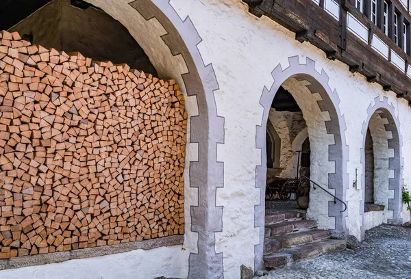 Una Pila Leña Bajo Arco Tradicional Casa Medieval Werdenberg Suiza — Foto de Stock