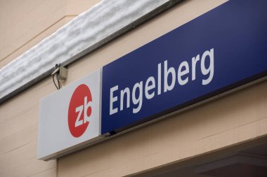Engelberg, İsviçre - 21 Ocak 2021: Tren istasyonunun önünde Engelberg yazılı bir tabela