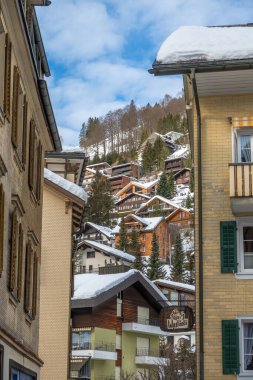 Engelberg, İsviçre - 21 Ocak 2021: Karlı İsviçre kayak merkezi Engelberg 'in kış manzarası