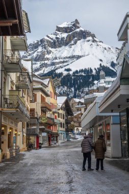 Engelberg, İsviçre - 21 Ocak 2021 İsviçre 'nin Engelberg tatil beldesinin eski merkezi Hahnen Dağı' na bakıyor.