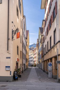 Chur, İsviçre - 19 Şubat 2021: Eski şehir caddesi, İsviçre 'nin en eski şehri olarak kabul edilir ve İsviçre' nin Graubunden kantonunun başkentidir..