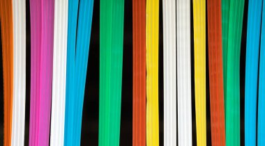 Renkli perdelerin şeritlerinden soyut arkaplan