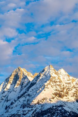 Gün batımında İsviçre 'de Val Herens' in üstündeki Dent de Veisivi ve Denti de Perroc dağlarının tepeleri karla kaplıydı.
