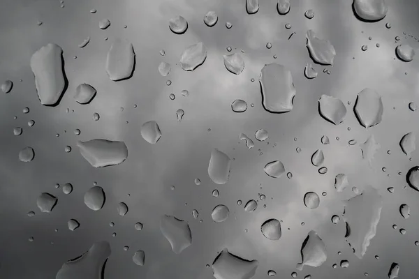Капли Дождевой Воды Прозрачную Стеклянную Поверхность Крыши Автомобиля Впечатляющее Небо — стоковое фото