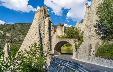Herens Vadisi 'ndeki Euseigne doğal dünya piramitleri İsviçre' nin en önemli jeolojik manzaralarından biridir..