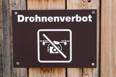 İsviçre turizm bölgesinde insansız hava araçlarının uçmasına izin verilmiyor. Almanca 'nın çevirisi: dronlara yasak