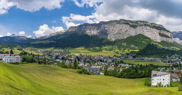 フリムス Flims スイスのグラウビュンデン州インボデン地方の自治体 フリムズの町はフリムセルシュタイン山によって支配されている — ストック写真