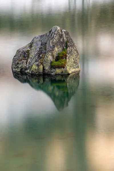 Длинный Эспозиция Скалы Озере Горного Перевала Жюльерпасс Швейцарии — стоковое фото