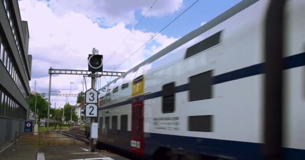 Zürich Schweiz Juni 2021 Pendeltåg Zürich Färdas Riktning Mot Centralstationen — Stockvideo