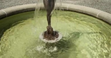Alman adası Mainau 'daki tarihi fıskiyede su kayası olan bir kadın heykeli.