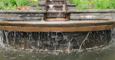 Almanya 'nın Insel Mainau adasındaki botanik bahçesinde su merdivenleri.
